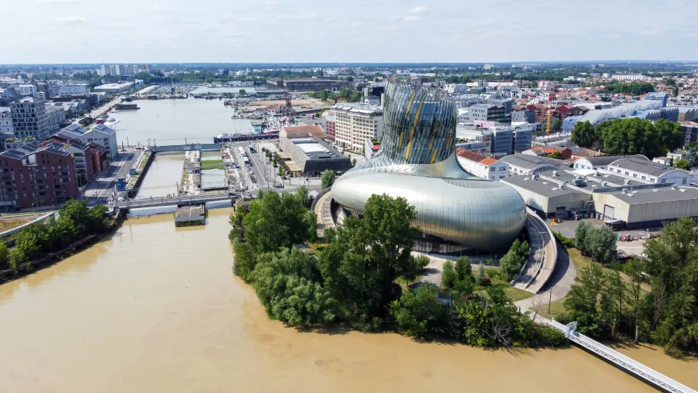 la cité du vin et la garonne vues du ciel à Bordeaux