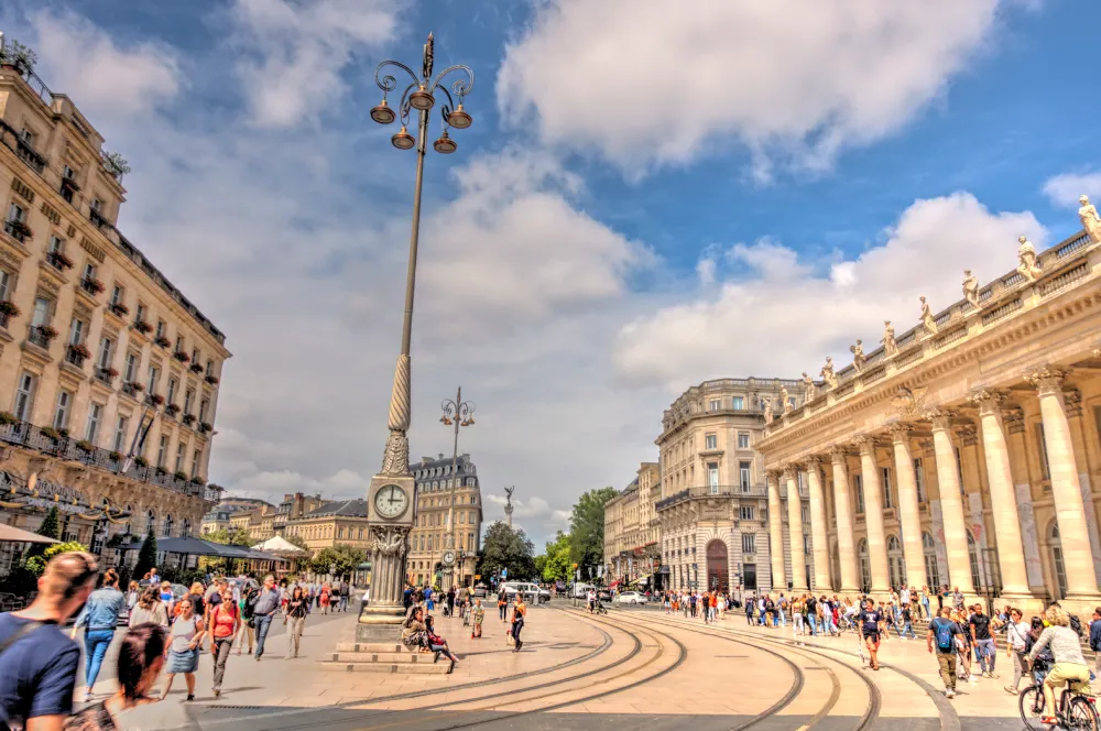 devant l'opéra national à Bordeaux. Piétons et rails du tramway