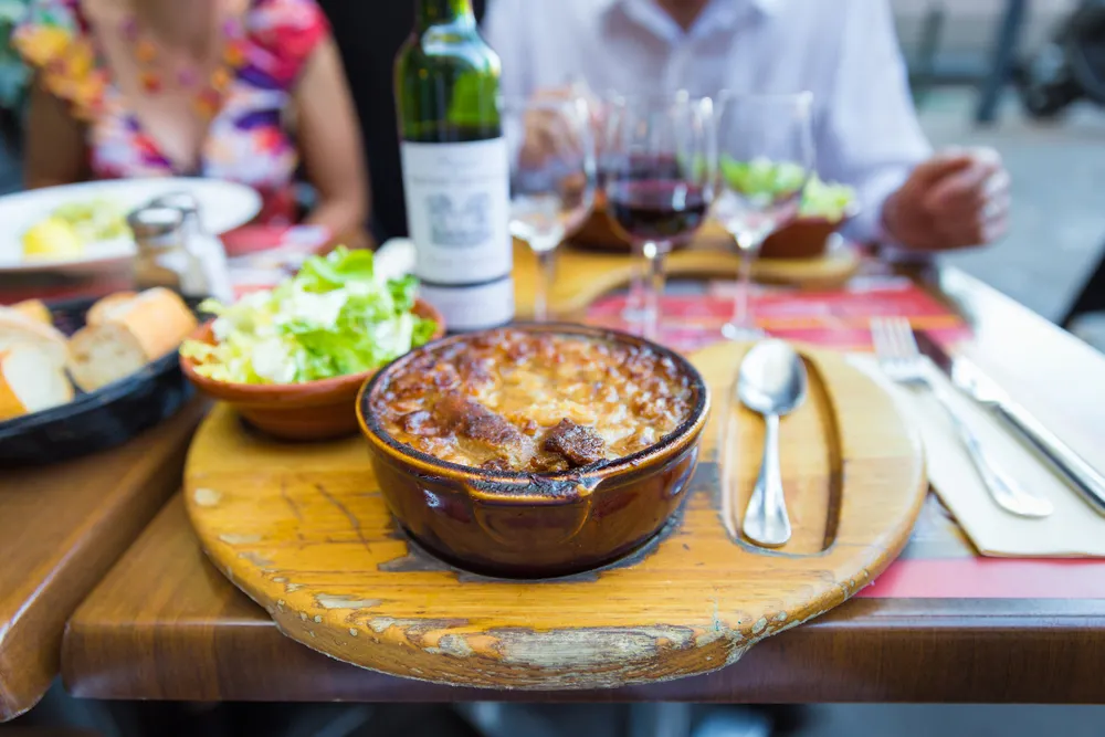 Plat de cassoulet servi sur une table de restaurant à Toulouse