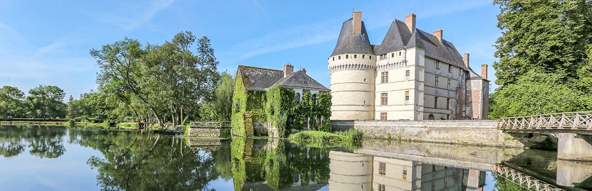 Vue sur le canal et sur le Chateau de l'Islette à Azay le Rideau