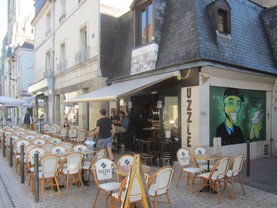 Vue de la terrasse et de la devanture du Puzzle Pub à Tours