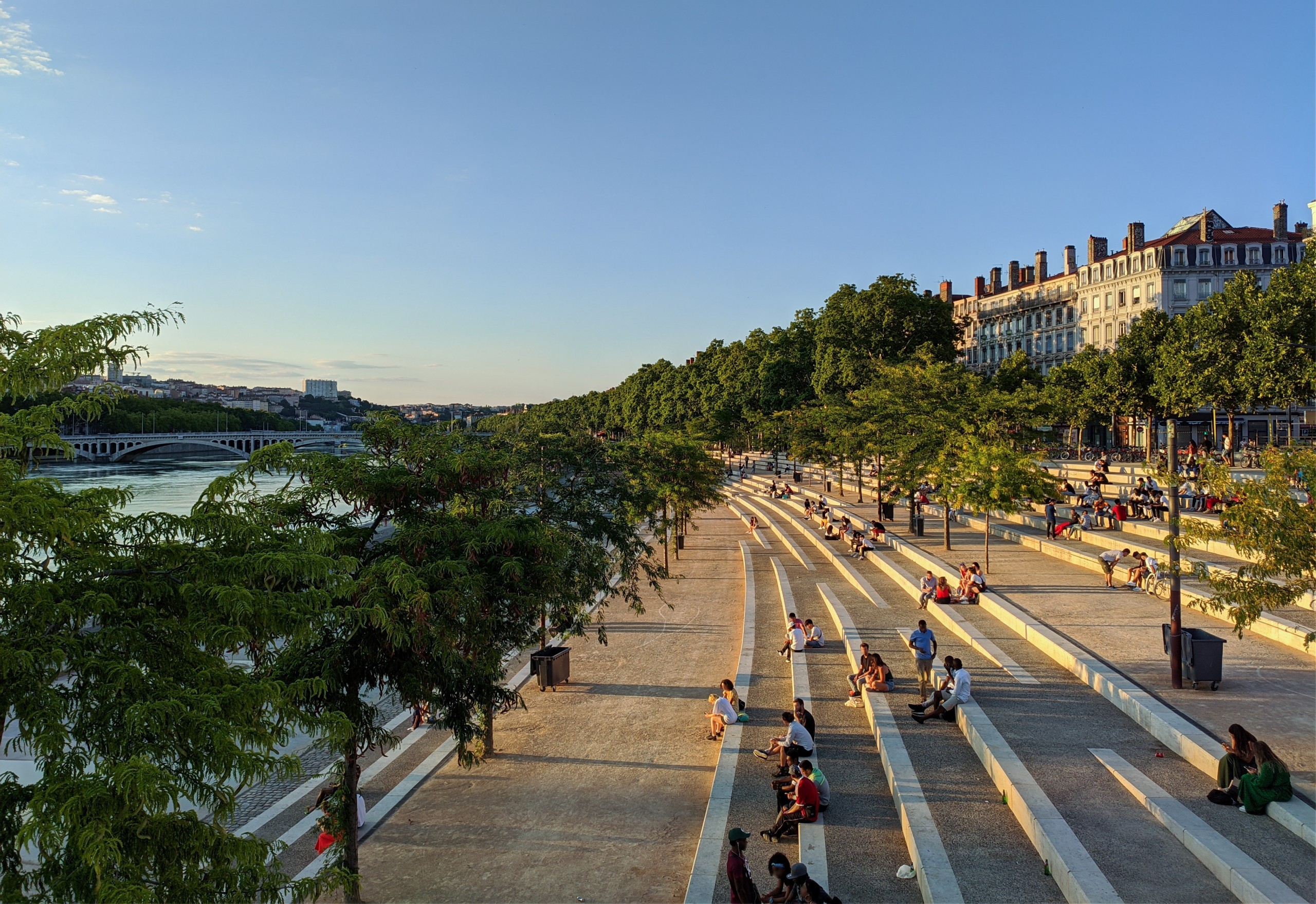 les berges du Rhône à Lyon sous le soleil.