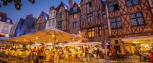 vue nocturne de la place palenceau de Tours et ses terrasses de restaurants