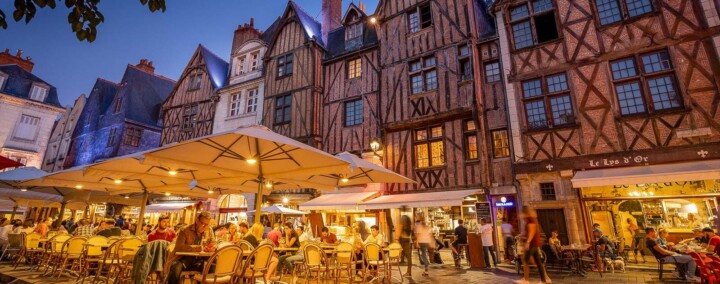 vue nocturne de la place palenceau de Tours et ses terrasses de restaurants