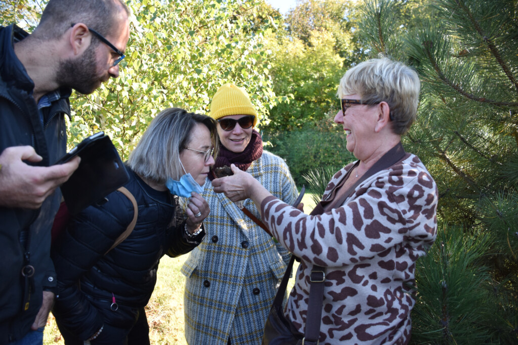 Participants découvrant la truffe