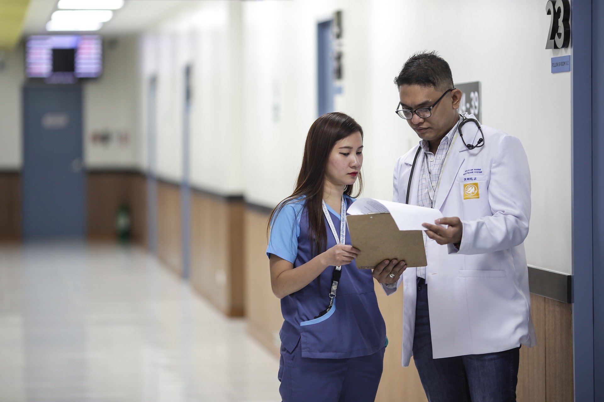 des médecins de campagnes discutant ensemble