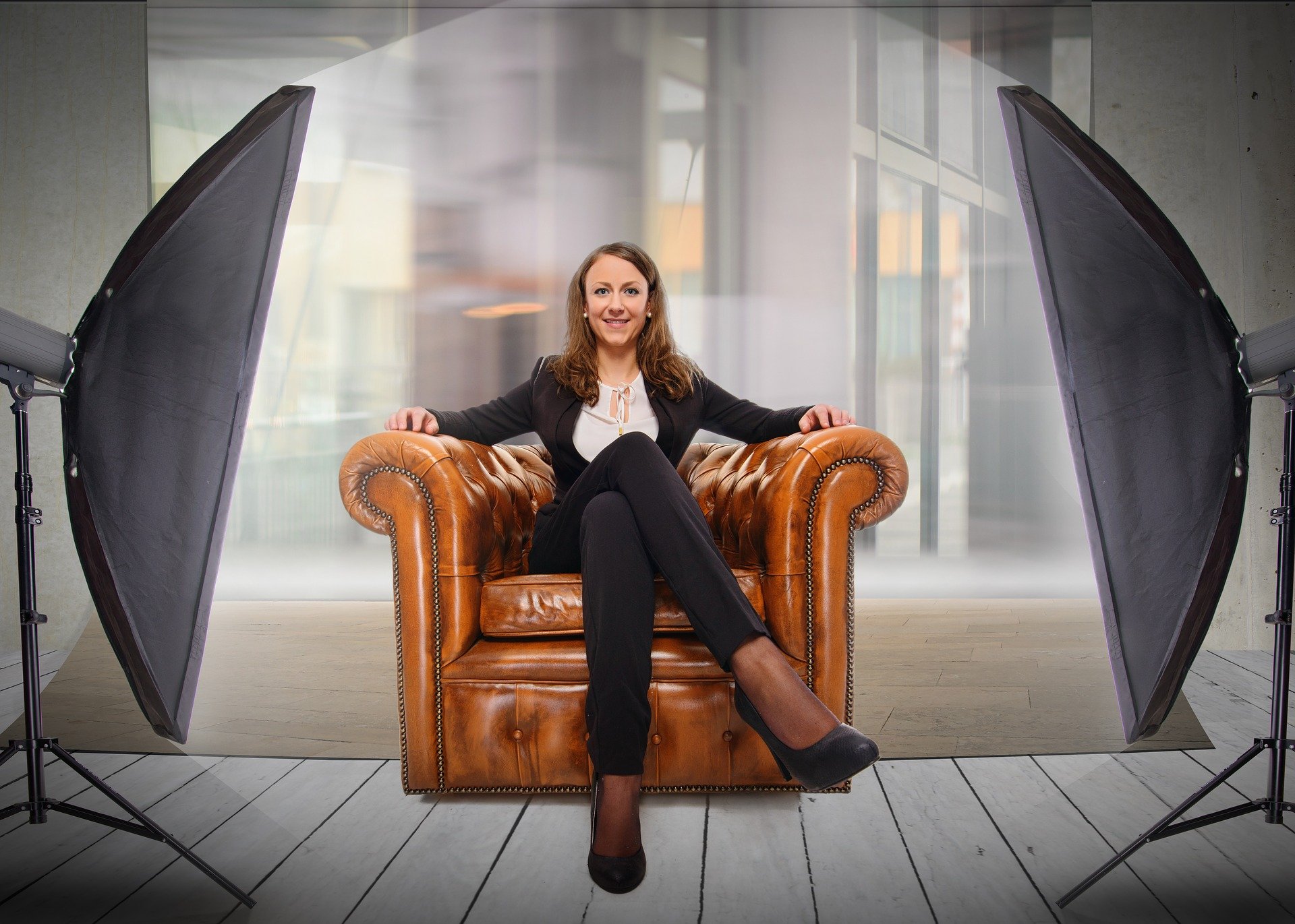 une femme dans un fauteuil en cuir sous les projecteurs