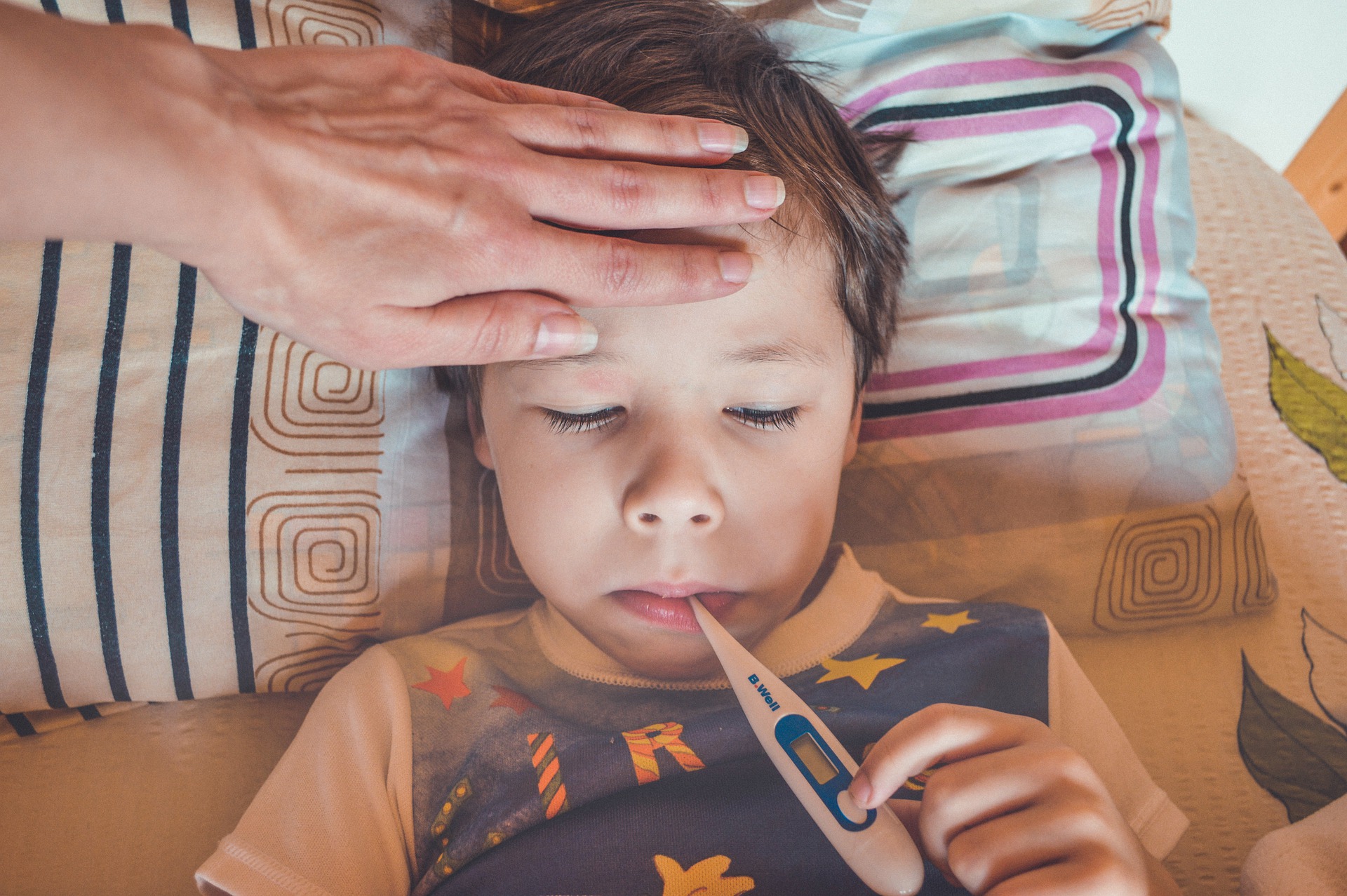 un médecin de campagne examinant un enfant