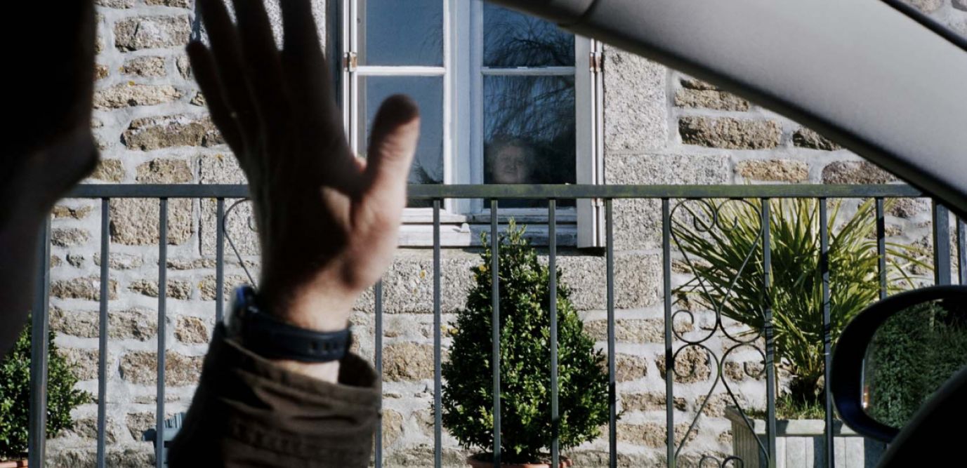 Un médecin de campagne saluant sa patiente à sa fenêtre