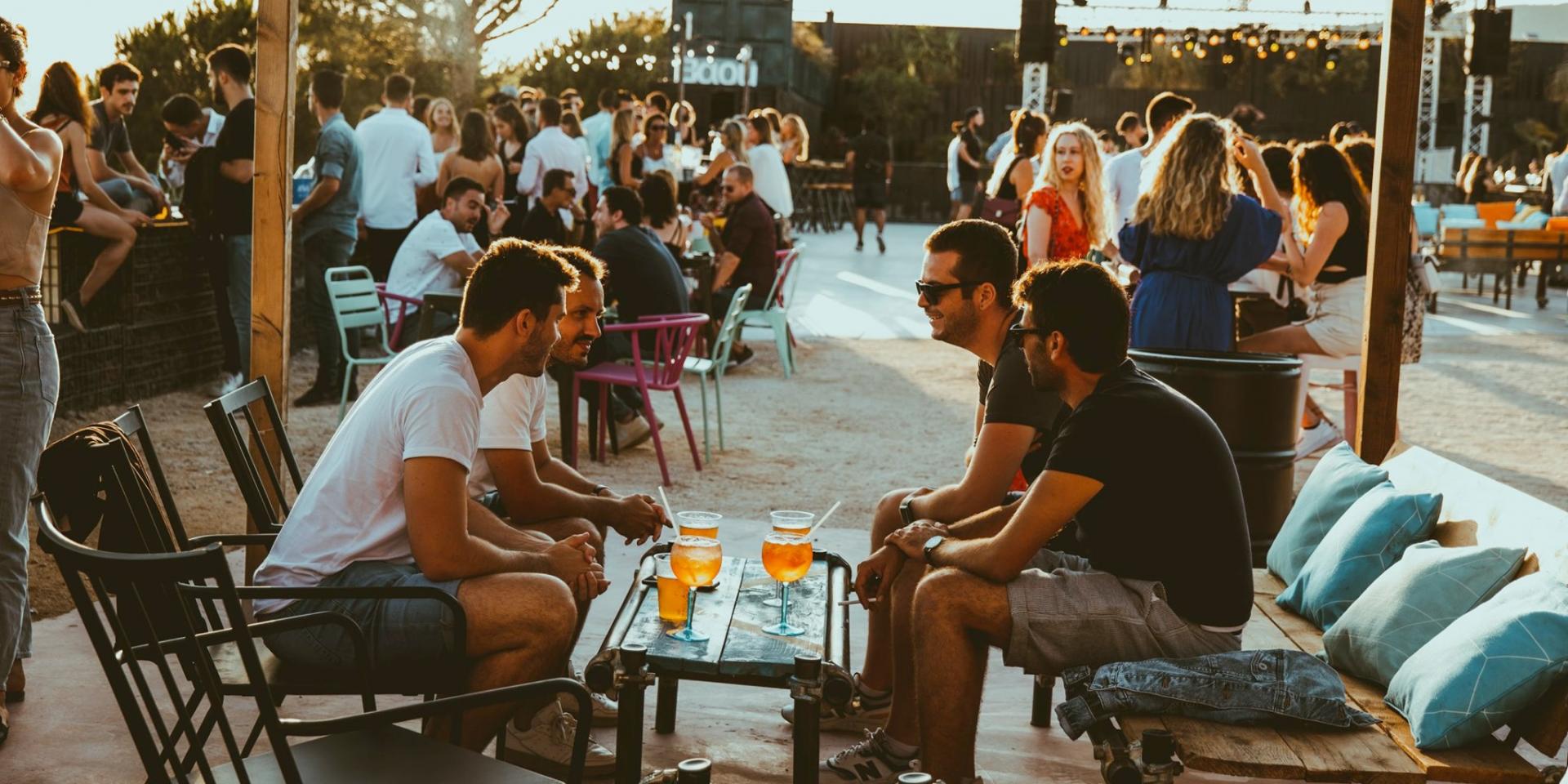 Des amis à une terrasse de café à Marseille