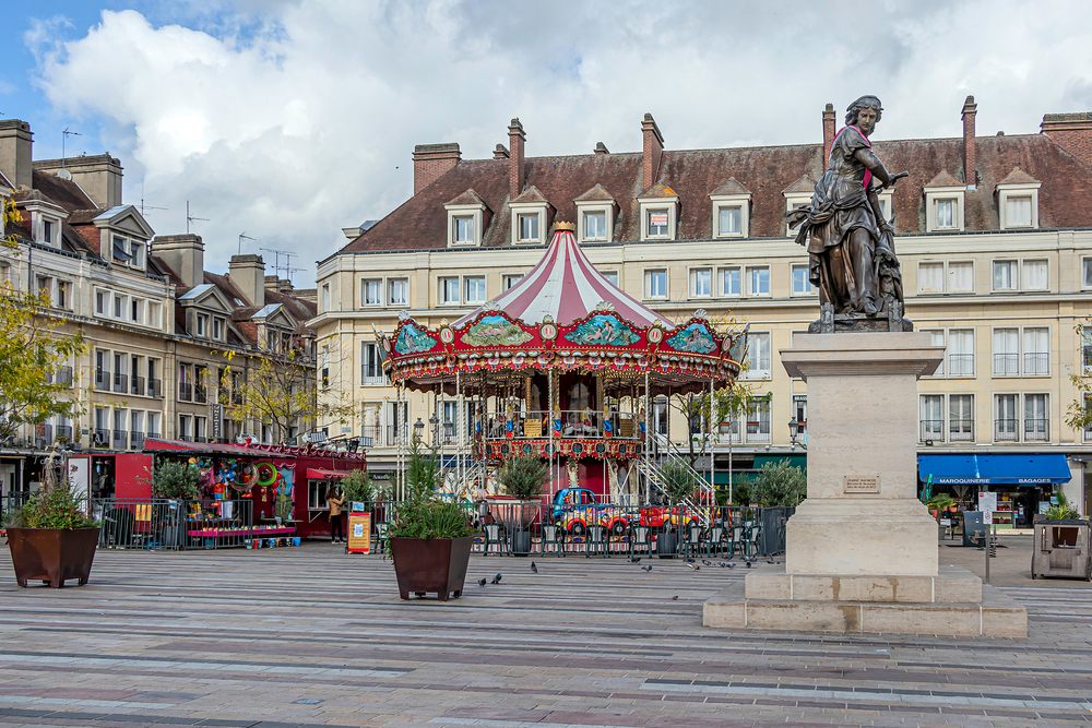 place Jeanne Hachette à Beauvais. Statue de Jeanne Hachette, manège, terrasses.