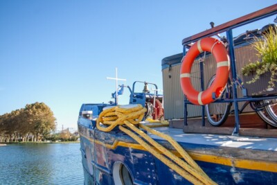 péniche dans le port de plaisance de Migennes.