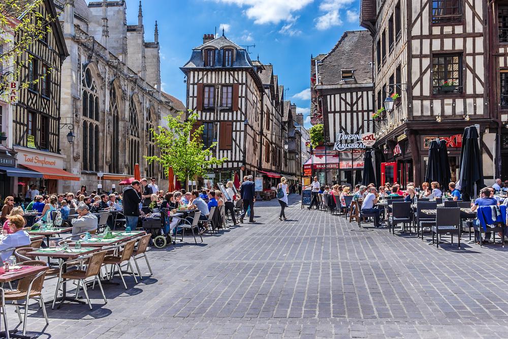 rue pavée et maisons à pans de bois à Troyes dans l'Aube.