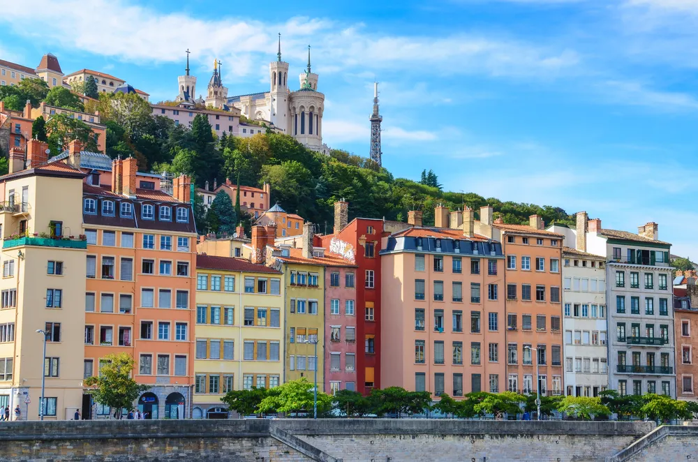 La colline de Fourvière vue depuis les quais de Saône à Lyon