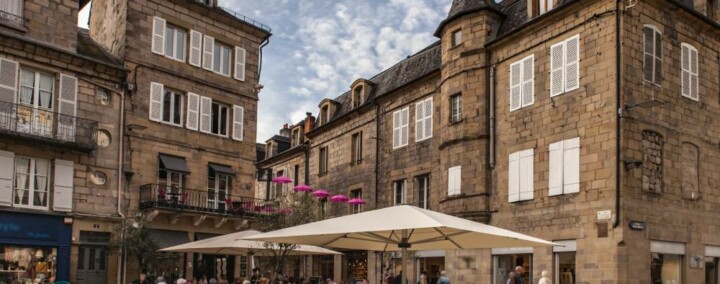 Terrasses sur la place Latreille à Brive-la-Gaillarde.