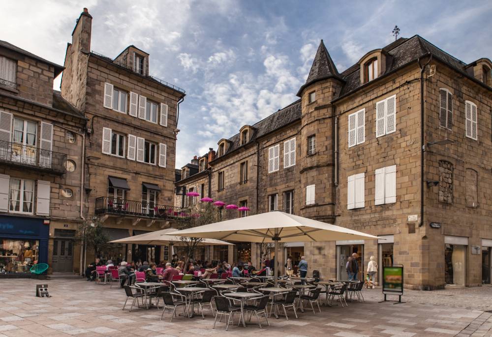 Terrasses sur la place Latreille à Brive-la-Gaillarde.