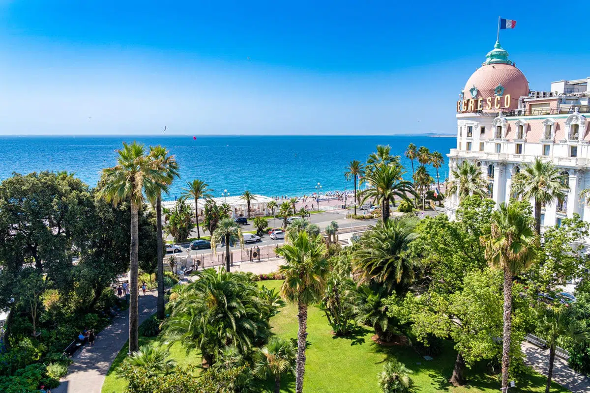 Vue sur la méditerranée depuis la place du Negresco à Nice