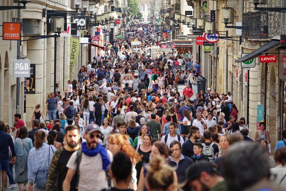 Foule se pressant dans la rue Saint Catherine, rue commerçante à Bordeaux