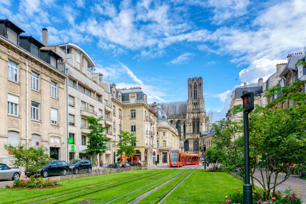 le tramway de reims avec la cathédrale au fond