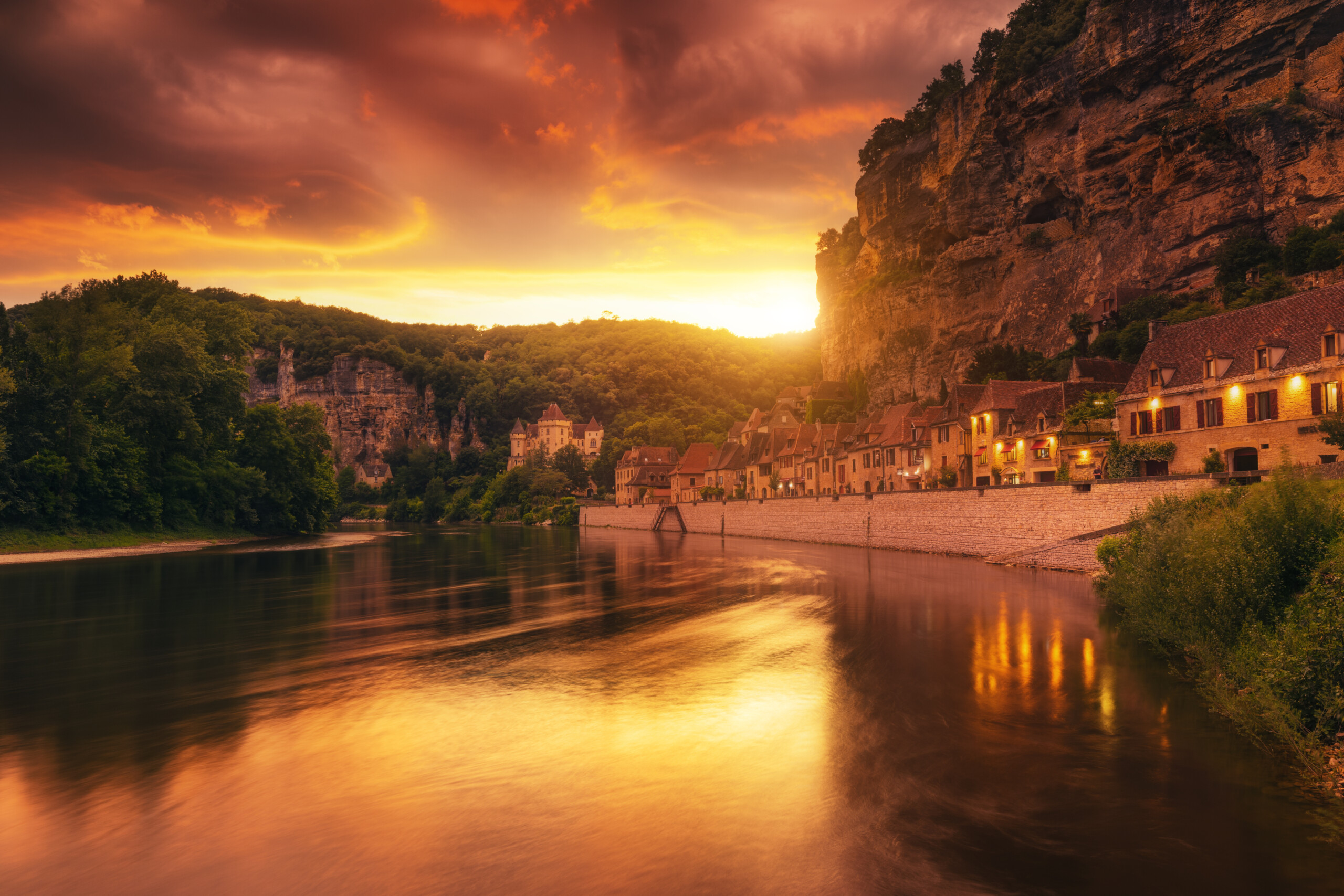 Coucher de soleil sur La Roque Gageac en Dordogne