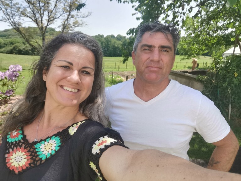 selfie de vanessa et Emmanuel qui ont quitté la région PACA pour s'installer en Corrèze