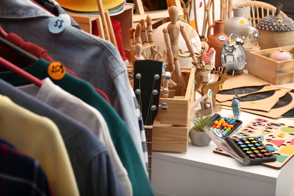 stand dans un vide-grenier avec des vêtements et objets à vendre