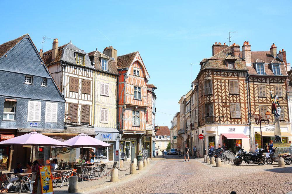 place à Auxerre avec terrasses et maisons à colombages