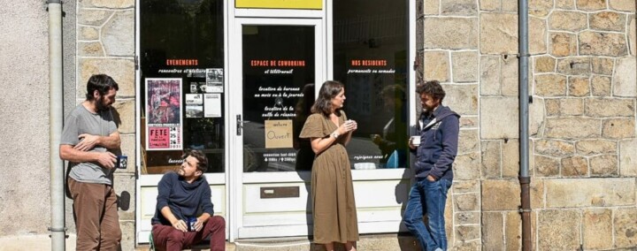 Damien, Pierrick, Elise et JC devant le tiers-lieu La Cocotière à Eymoutiers.