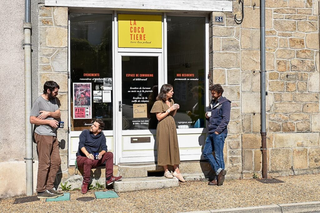 Damien, Pierrick, Elise et JC devant le tiers-lieu La Cocotière à Eymoutiers.