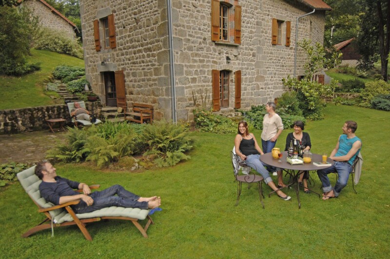 Réunion de famille dans le jardin 