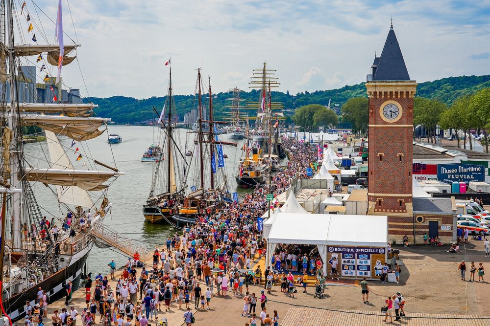 Un quai rempli de foule et des vieux bateaux pendant l'armada de Rouen.