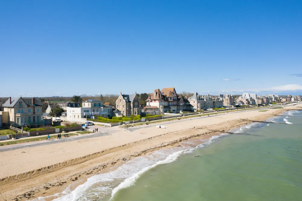 La plage et la ville de Lion-sur-Mer en Normandie, vue depuis la mer en hauteur.