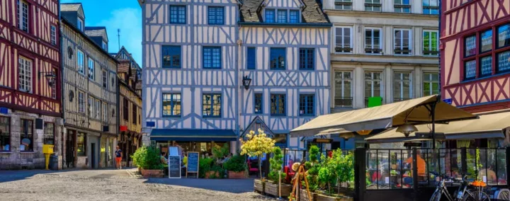 place pavée avec maisons à colombages à Rouen, en Normandie.