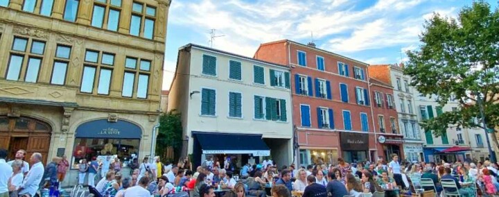 terrasses pleines de monde l'été, qui donnent envie de vivre à Roanne.