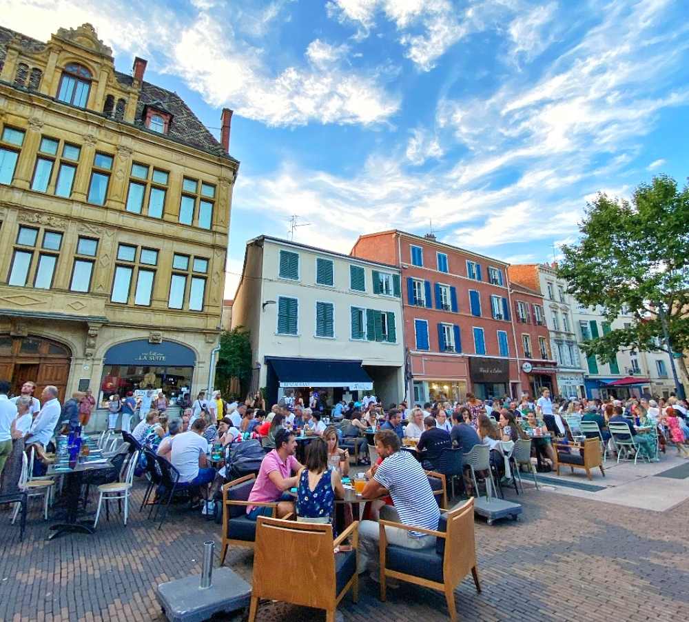 terrasses pleines de monde l'été, qui donnent envie de vivre à Roanne.